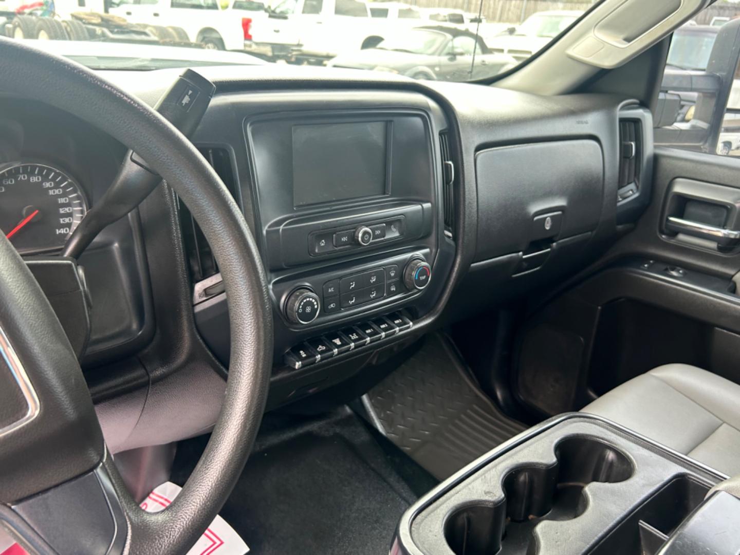 2019 White GMC Sierra 3500HD Base Crew Cab 4WD (1GD42TCY7KF) with an 6.6L V8 OHV 16 DIESEL engine, 6A transmission, located at 1687 Business 35 S, New Braunfels, TX, 78130, (830) 625-7159, 29.655487, -98.051491 - Photo#14